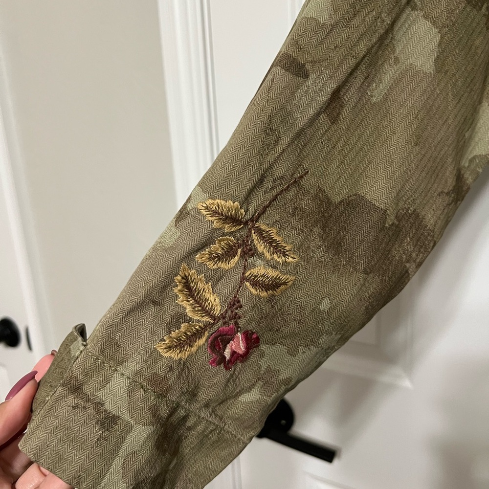 EUC Anthropologie Cropped Camo Utility Jacket with Floral Embroidery - Picture 5 of 8